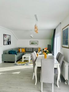 ein Wohnzimmer mit einem weißen Tisch und Stühlen in der Unterkunft Lux Apartments Minja in Pale