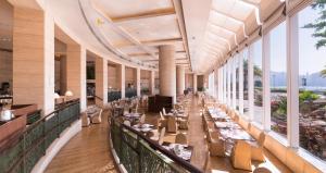 A restaurant or other place to eat at Harbour Plaza Metropolis