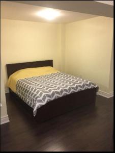 En eller flere senge i et værelse på Cozy & Spacious Suite with Private Bathroom near Toronto Airport !