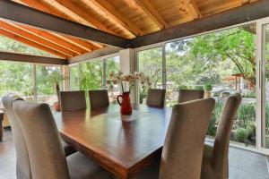 a dining room with a wooden table and chairs at Casa MALI con alberca. in Malinalco