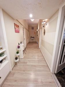 un corridoio di una casa con pavimenti in legno di B&B Elisa a Crotone