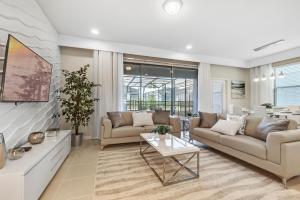 Posezení v ubytování 5 Bedrooms 45 Bathrooms Windsor At Westside 8917 Sa