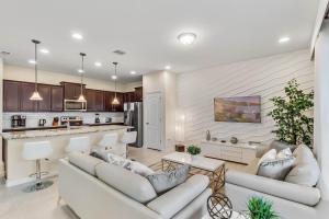 Kuchyň nebo kuchyňský kout v ubytování 5 Bedrooms 45 Bathrooms Windsor At Westside 8917 Sa