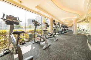 The fitness centre and/or fitness facilities at Harbour Plaza Metropolis