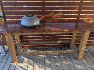 einen Topf auf einem Holztisch in der Unterkunft Maple Park in Kilmore East