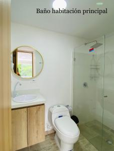 聖赫羅尼莫的住宿－Apartasol San Jeronimo Antioquia，一间带卫生间、水槽和镜子的浴室