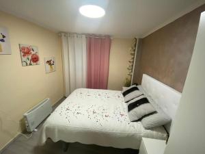 a bedroom with a bed with flowers on it at Aquí Me Quedo in Logroño