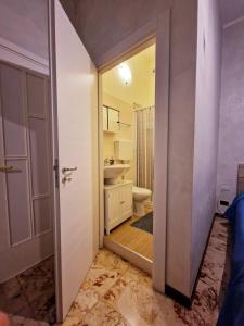 uma porta aberta para uma casa de banho com WC em B&B Elisa em Crotone