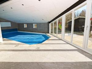 Πισίνα στο ή κοντά στο 10 person holiday home in Hadsund-By Traum