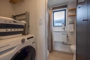 Bilik mandi di Tiny house with mountain views, indoor and outdoor fire, private courtyard garden