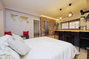 1 dormitorio con cama blanca y encimera en Casina degli Eroi, en Roma