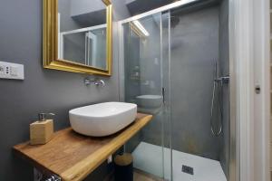 y baño con lavabo y ducha. en Casina degli Eroi, en Roma