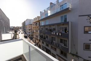 San ĠwannにあるH3 - Modern and Spacious 3 Bedroom Apartmentの建物のバルコニーからの眺め