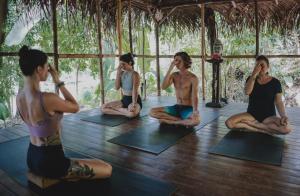 um grupo de pessoas sentadas em uma aula de yoga em Bohemia Experience em Santa Teresa