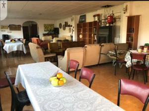 ein Esszimmer mit einem Tisch und einer Obstschale darauf in der Unterkunft Cortijo la Umbria in Villanueva de Algaidas