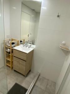 y baño con lavabo y espejo. en Hermoso Departamento en Salta Capital (4B) en Salta