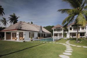 eine Villa mit Swimmingpool und ein Resort in der Unterkunft Sea Dream Resorts in Dauin