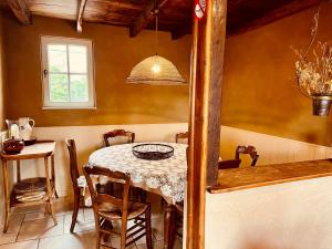 een keuken met een tafel en stoelen en een raam bij Den Haegepreeck in Horebeke