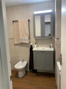 uma casa de banho com um lavatório branco e um WC. em Casa Alba em Taull
