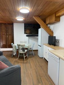 uma sala de estar com uma mesa e uma cozinha com uma mesa; em Casa Alba em Taull