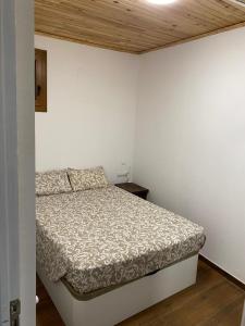 um quarto com uma cama numa parede branca em Casa Alba em Taull