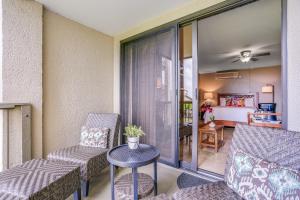 d'un balcon avec des chaises et une table ainsi que d'une chambre. dans l'établissement Hanalei Bay Resort 7204, à Princeville