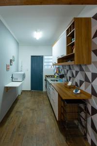 a kitchen with white cabinets and a counter top at Paraíso Azul - Praia de Barequeçaba in Barequeçaba