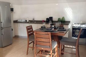 una cocina con una mesa con copas de vino. en Gamay Souterrain Apartment, near beach in Curaçao, en Jan Thiel