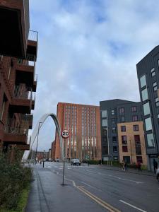 uma vista para uma rua com edifícios e uma placa de rua em Entire house with parking em Manchester