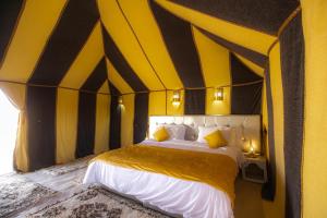 Postel nebo postele na pokoji v ubytování Dunes Luxury Camp