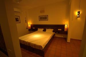 una camera da letto con un letto grande in una stanza di Thanal at the oceans edge a Varkala