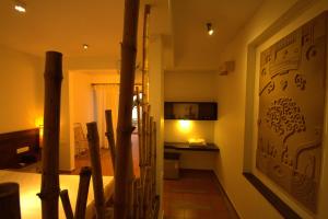 una camera con un letto e una scrivania di Thanal at the oceans edge a Varkala