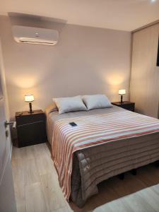 1 dormitorio con 1 cama con 2 lámparas en Altos de Mendoza en Mendoza