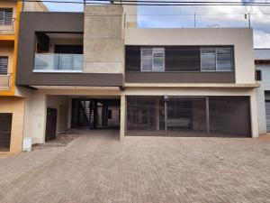 una casa grande con dos puertas de garaje delante de ella en Altos de Mendoza en Mendoza