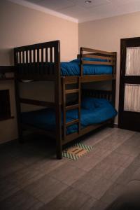 a room with two bunk beds in a room at Casa de Campo La Montaña in Tarija