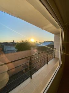 balcón con vistas a la puesta de sol en Hermoso y cómodo dpto c/cochera Tres Arroyos en Tres Arroyos