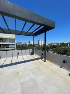 toldo en el techo de un edificio con vistas en Hermoso depto. 1 dormitorio- Asuncion- Villa Morra #504, en Asunción