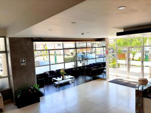un vestíbulo con sofás y mesas en un edificio en Hermoso apartamento Unidos En Familia en JESÚS MARÍA en Lima