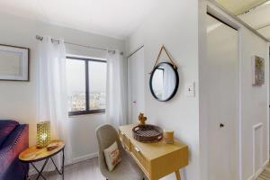 um quarto com uma mesa, um espelho e uma cama em Decatur House 501 em Ocean City