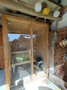 eine Glastür in einem Zimmer mit einer Decke in der Unterkunft Casa da Avó do Puto in Mealhada