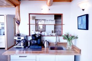 encimera de cocina con cafetera y fregadero en The Wright House en Bayfield