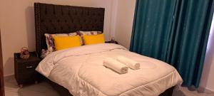 1 dormitorio con 1 cama con 2 toallas en Nice Place en Ol Pejeta Conservancy