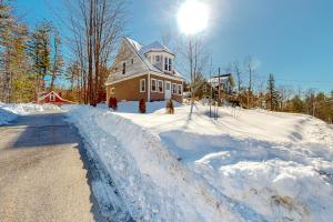 ein Haus mit Schnee am Straßenrand in der Unterkunft A Villager's Dream in North Conway