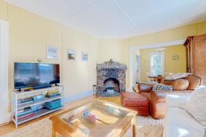 北康威的住宿－A Villager's Dream，客厅设有壁炉和电视。