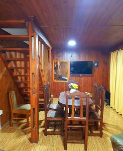 ein Esszimmer mit einem Holztisch und Stühlen in der Unterkunft ALQUILER TEMPORARIO, CHALET con PILETA, para 6 personas, SALTA, San Lorenzo in Salta