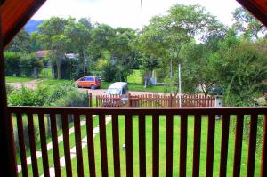 uma vista para um pátio com uma cerca e um carro em ALQUILER TEMPORARIO, CHALET con PILETA, para 6 personas, SALTA, San Lorenzo em Salta