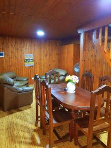 ein Esszimmer mit einem Tisch und einem Sofa in der Unterkunft ALQUILER TEMPORARIO, CHALET con PILETA, para 6 personas, SALTA, San Lorenzo in Salta