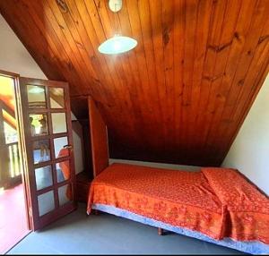 una camera con letto e soffitto in legno di ALQUILER TEMPORARIO, CHALET con PILETA, para 6 personas, SALTA, San Lorenzo a Salta
