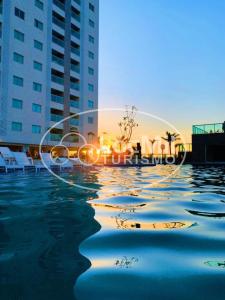 Apartamento em Resort - Park في سالينوبوليس: اطلالة على مسبح امام مبنى