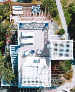 an aerial view of a white apartment building with a balcony at Casa Mar da Grécia in Arraial do Cabo